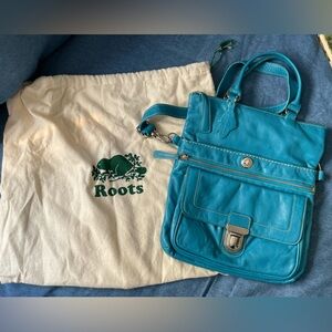 Like new roots flat bag in beautiful teal colour.